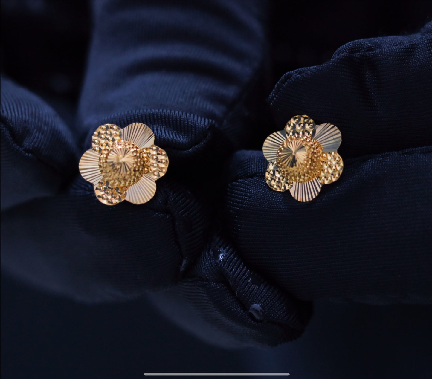 BIs Hallmarked 22k Bloom Gold Stud Earrings